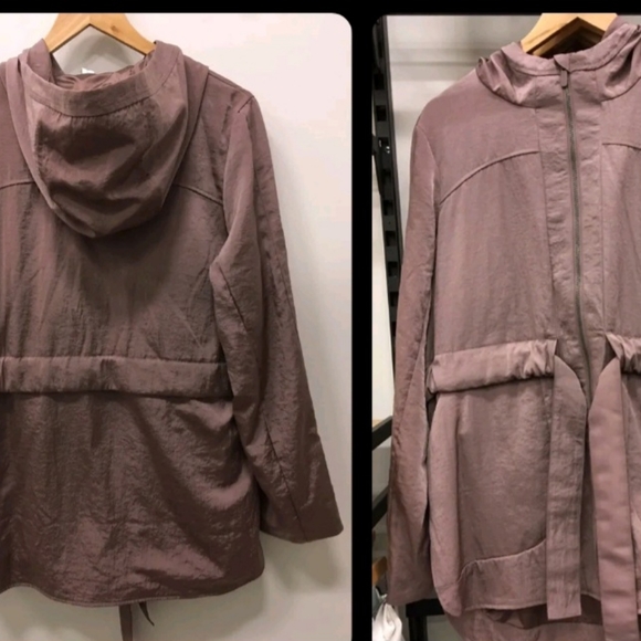 (Sold)Lululemon rain jacket - Picture 1 of 1